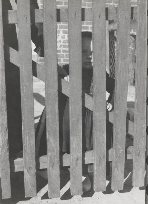 Meisje achter een hek, Rouveen, 1944