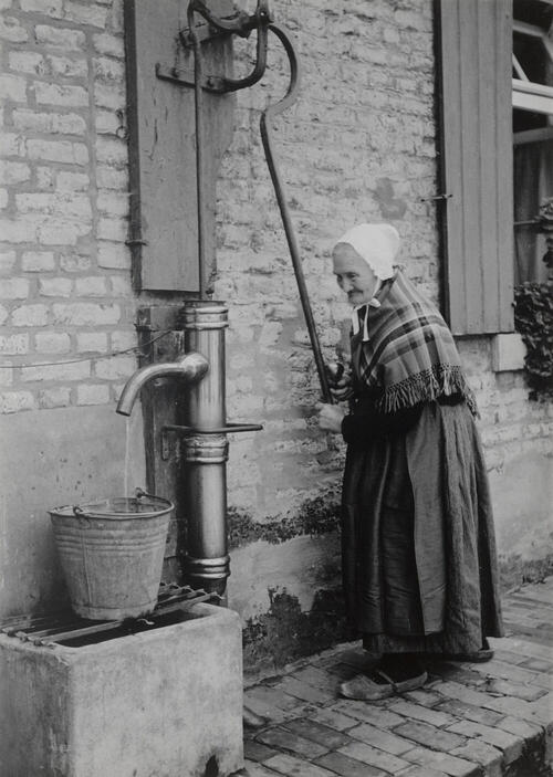 Vrouw in streekdracht uit Stein, 1952