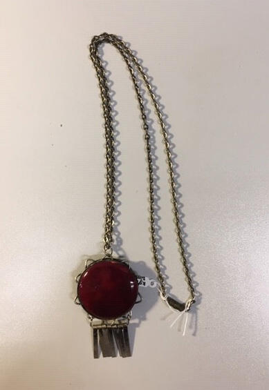 Halssieraad van zilverkleurig metaal, schakelketting waaraan cirkelvormige hanger met draadwerk,…