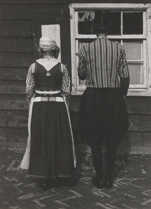 Trijntje Visser en Pieter Commandeur, verkleed als bruidspaar, Marken, 1945