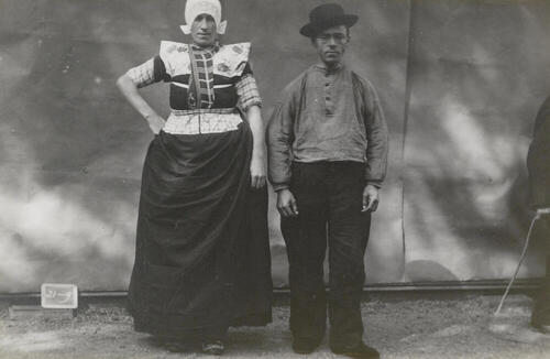 Echtpaar Koelewijn-Duijst in streekdracht, Bunschoten-Spakenburg, 1913