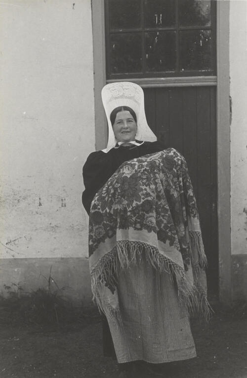 Vrouw en dopeling in streekdracht, Huizen, 1945