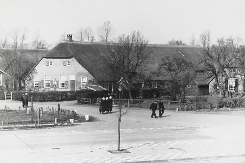 Kerkgangers ter hoogte van 'De Hoek', Staphorst, 1944
