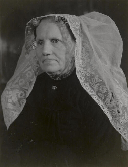 Mevrouw Keur uit Scherpenisse in Thoolse dracht, 1955