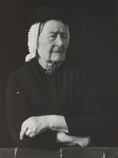 Jaakje Meijer in Terschellinger dracht, Hoorn, 1950