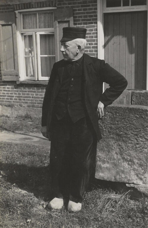 Boer in Drentse dracht, Oud Schoonebeek, 1946