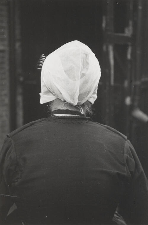 Maria van der Zwan-Moerman in Vlaardingse dracht, 1950