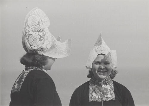Meisjes in Volendammer dracht, 1951