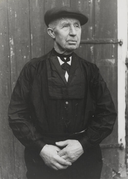 Heer Wolbers uit Orvelte in Drentse dracht, 1944