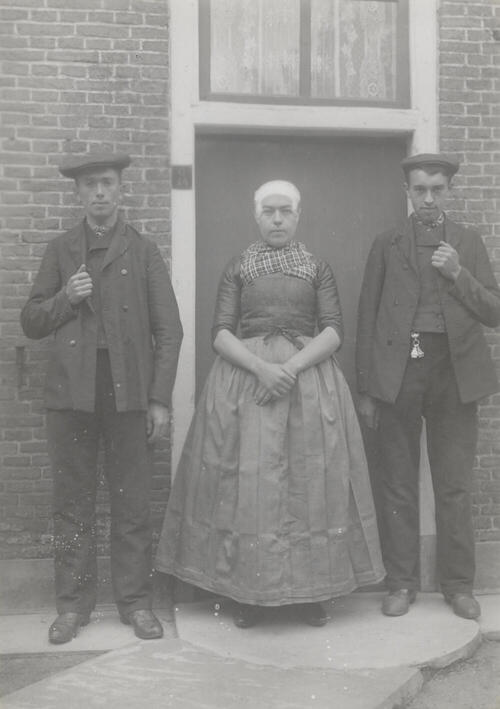 Jan, Stijntje en Lammert de Zwaan uit Hulshorst, circa 1915