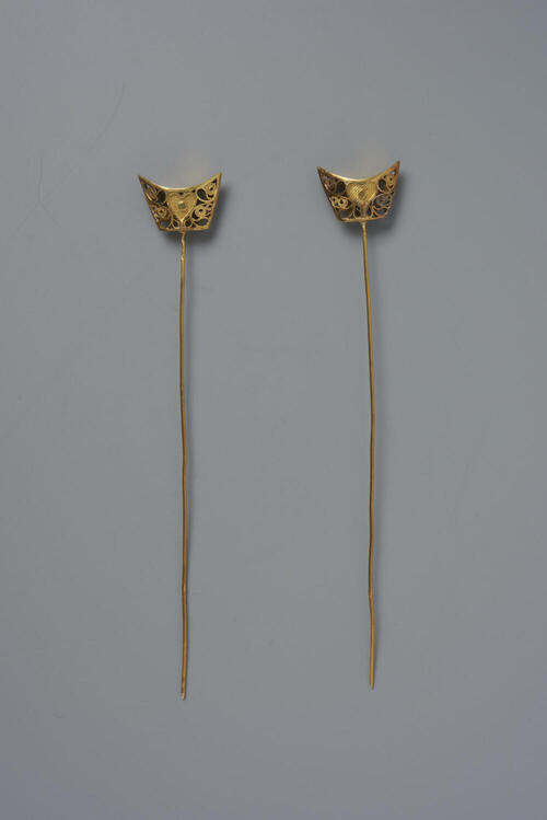 Paar gouden mutsenspelden, Nederland, 1840–1850