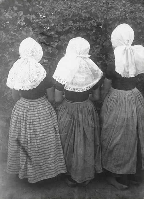 Drie meisjes in Walcherse dracht, 1913–1916