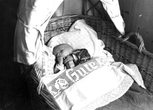 Jongen in een wieg, Marken, 1943