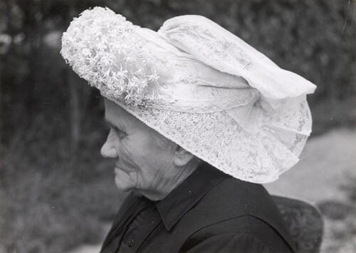 Kee van Eekelen uit De Kladde in West-Brabantse dracht, 1956