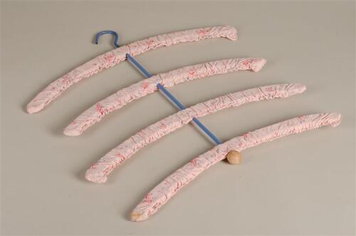 Drie dameskleerhangers