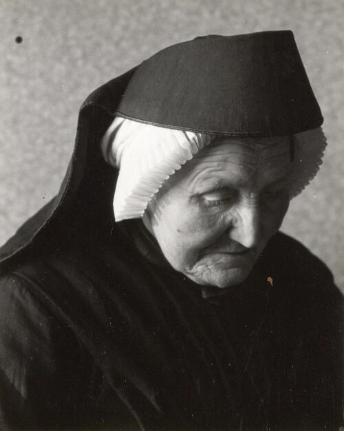 Vrouw uit Striep in Terschellinger dracht, 1950