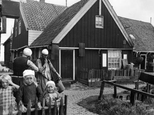 Vrouwen en kinderen in Marker dracht, 1943