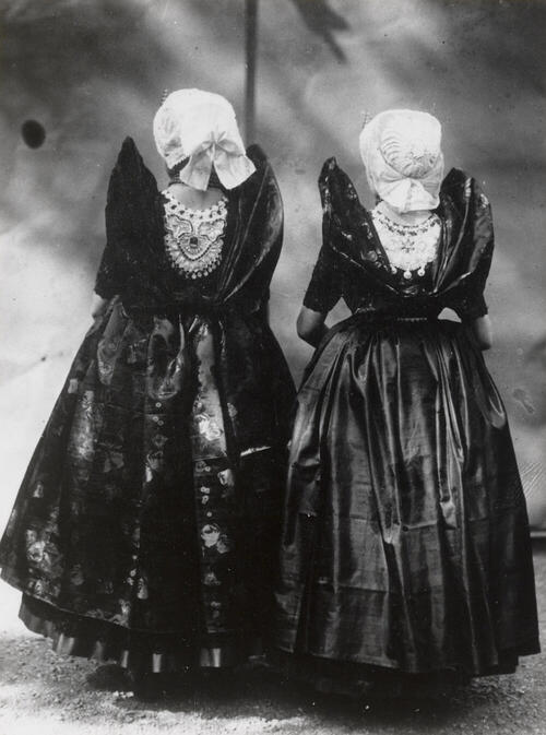 Twee meisjes in Axelse streekdracht, 1913