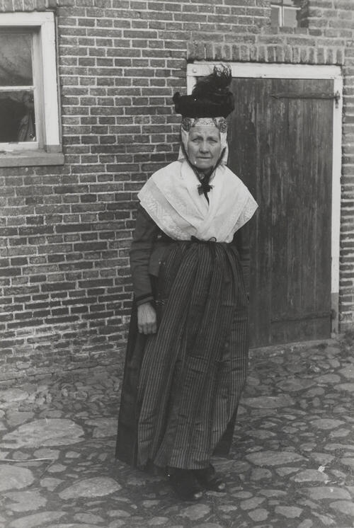 Mevrouw Wolbers uit Orvelte in Drentse dracht, 1944