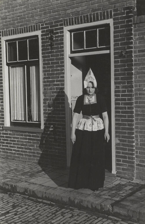 Vrouw in Volendammer streekdracht, 1946