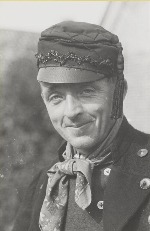 Man verkleed in streekdracht, Huizen, 1945