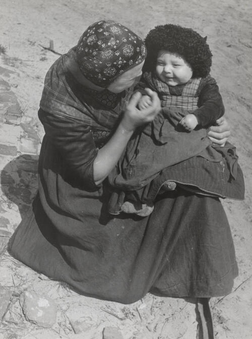 Aaltje Tromp en Rensje Smit in Staphorster dracht, 1944