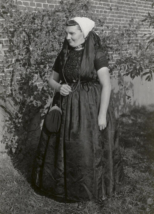 Pieternella Steendijk in Axelse dracht, 1950