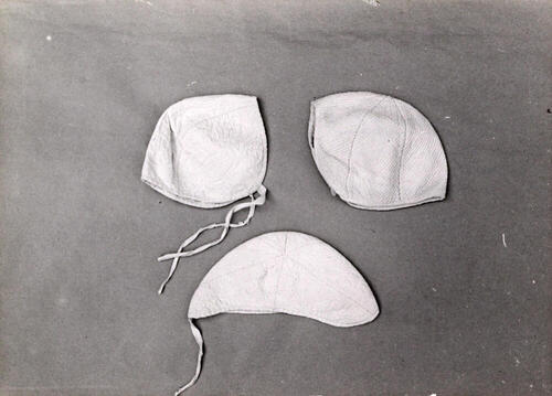 Kindermutsjes, vermoedelijk van Schokland, Kampen, 1946