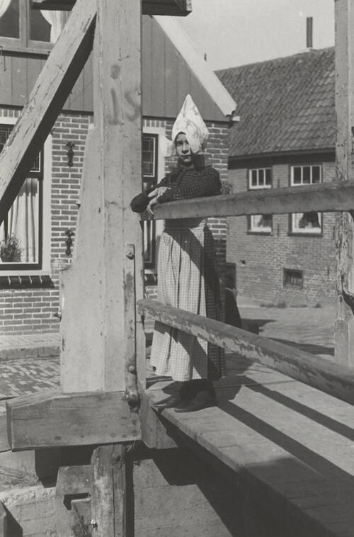 Meisje in Volendammer streekdracht, 1946