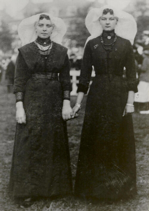 Twee vrouwen uit Bruinisse in Duivelandse dracht, 1913