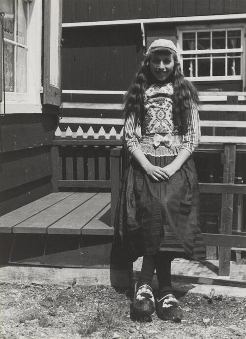 Trijntje Uithuisje in Marker dracht, 1943