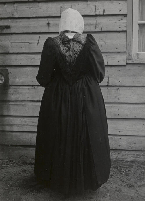 Mevrouw Van den Brink in streekdracht uit Eemnes, 1952