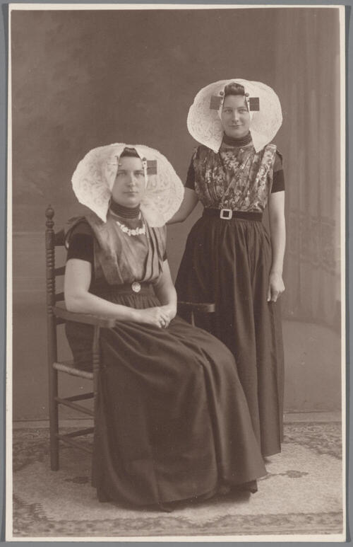 Twee vrouwen in protestantse Zuid-Bevelandse streekdracht, 1929