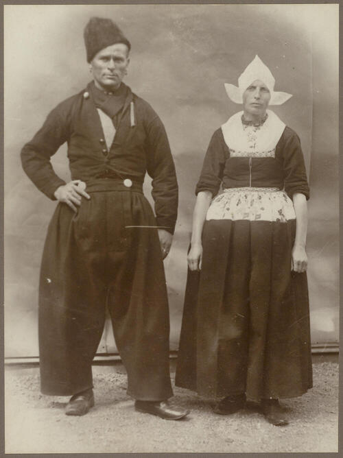 Piet Veerman en zijn vrouw in Volendammer streekdracht, 1913