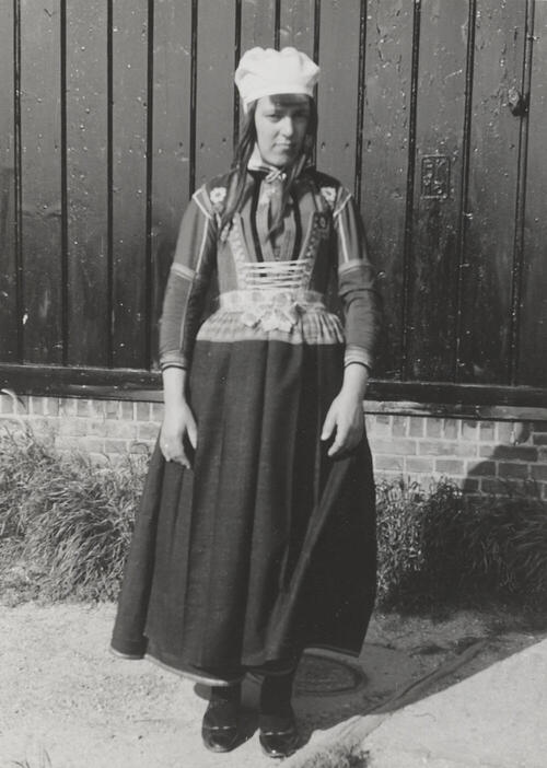Neeltje Zondervan in Marker bruidskostuum, 1943