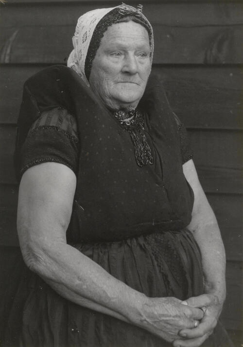 Weduwe De Bei in Axelse streekdracht, 1950