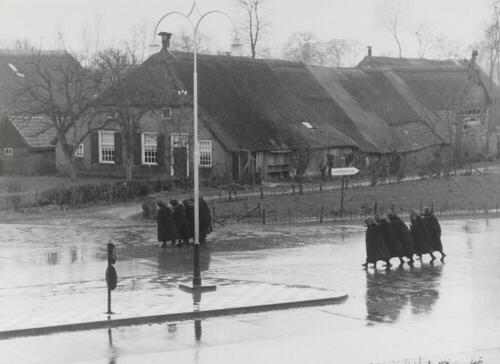 Kerkgangers ter hoogte van 'De Hoek', Staphorst, 1944
