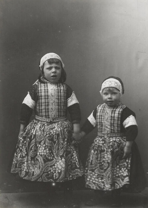 Twee jongens in Marker streekdracht, 1910–1916