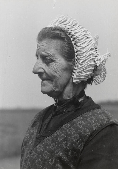 Weduwe Visser uit Molkwerum in daagse dracht, 1944