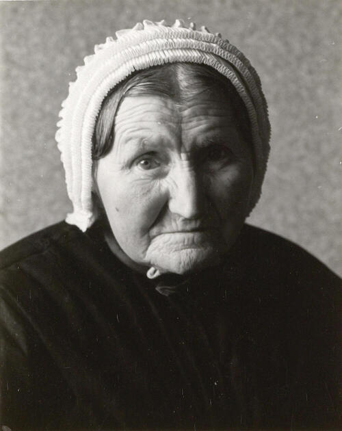 Vrouw uit Striep in Terschellinger dracht, 1950