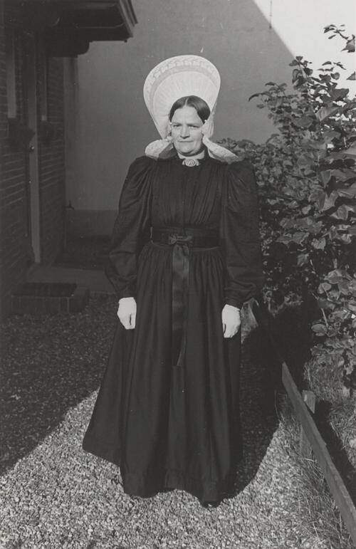 Vrouw in streekdracht, Huizen, 1945