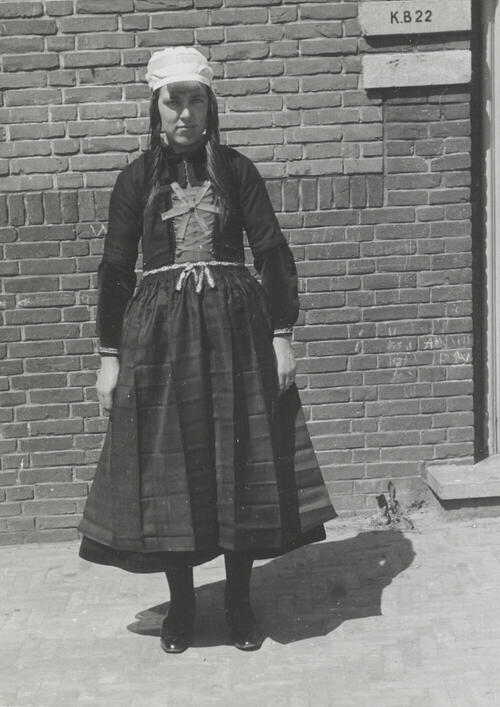 Neeltje Zondervan in het trouwpak, Marken, 1943