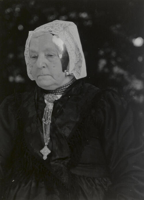 Geertruida van den Hoven in streekdracht uit Eemnes, 1952