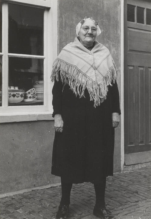 Petronella van Beelen in zondagse dracht, Noordwijk aan Zee, 1955