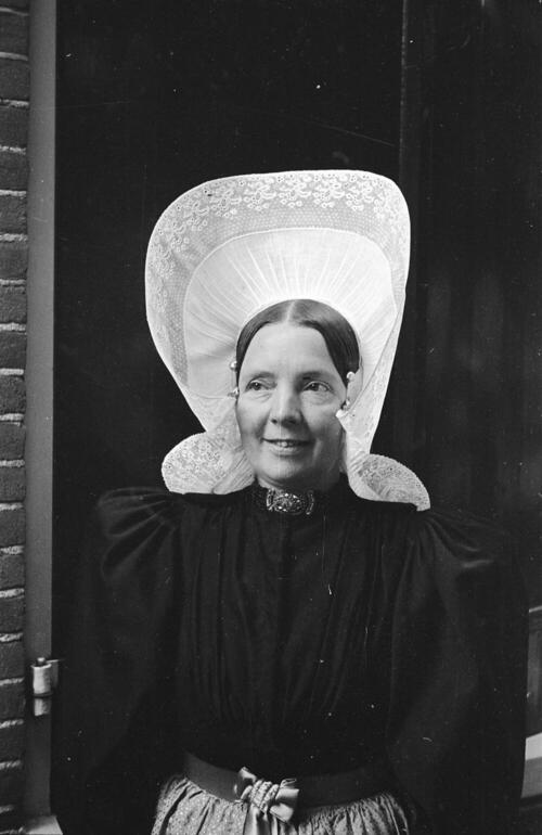 Vrouw in streekdracht, Huizen, 1945