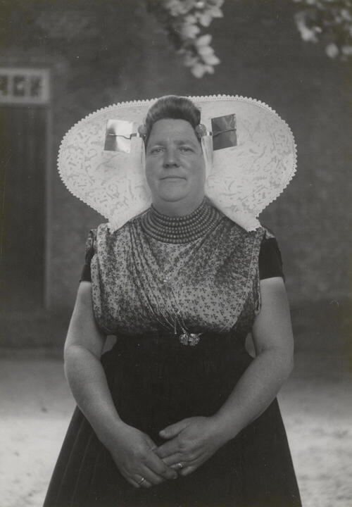 Vrouw in protestantse Zuid-Bevelandse streekdracht, 1949