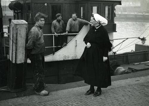 Vrouw in Scheveningse dracht, 1951