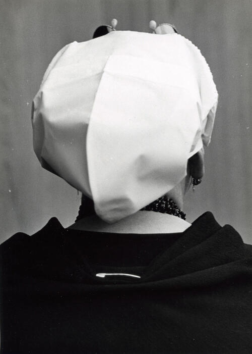 Vrouw in Scheveningse dracht, 1951