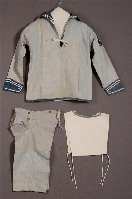 Kindermatrozenensemble bestaande uit blouse, broek en jabot