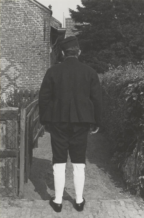 Man verkleed in streekdracht, Huizen, 1945